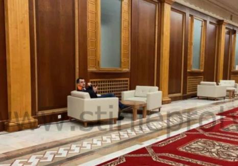 Ministrul Sănătăţii, Vlad Voiculescu, fotografiat fără mască pe holurile Parlamentului. Ce explicaţie a dat