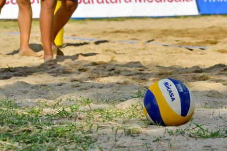 Oradea găzduieşte în weekend Campionatul Naţional de volei pe plajă juniori 