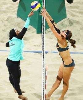 Contrastul civilizaţiilor la Rio 2016: Hijab vs. Bikini la volei feminin (FOTO)