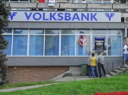 Volksbank, strânsă cu uşa de un executor judecătoresc, ca să restituie comisioanele abuzive percepute de la clienţi