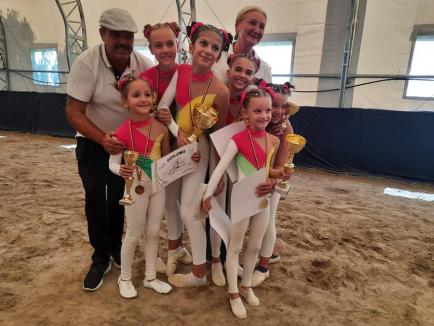 Bravo, fetelor! Șase sportive bihorence au fost premiate la voltija, sportul acrobațiilor pe cai (FOTO / VIDEO)