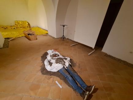 Expoziţia de sculptură 'Volumetric' la Oradea: Printre creaţii, un 'cadavru' realizat de un tânăr orădean (FOTO)