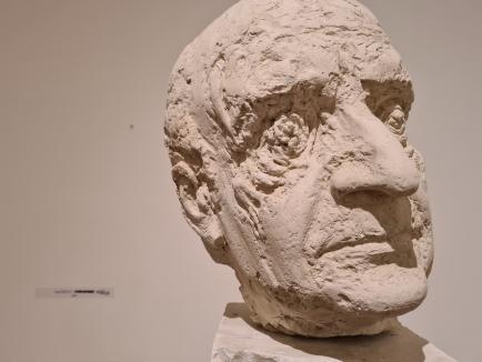 Expoziţia de sculptură 'Volumetric' la Oradea: Printre creaţii, un 'cadavru' realizat de un tânăr orădean (FOTO)