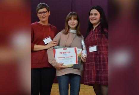 În sprijinul semenilor: O adolescentă refugiată din Ucraina la Oradea a fost premiată de Asociaţia Caritas, unde este voluntară (FOTO)