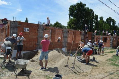 Au schimbat tastatura cu betoniera. 45 de IT-işti din Oradea au pus umărul la construirea de locuinţe pentru nevoiaşi