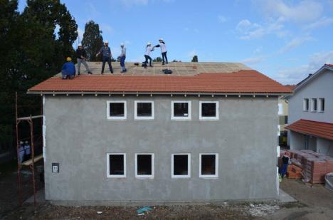 Patru locuinţe în 10 zile! Peste 200 de voluntari orădeni au ridicat case pentru sărmani (FOTO)