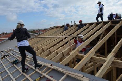 Patru locuinţe în 10 zile! Peste 200 de voluntari orădeni au ridicat case pentru sărmani (FOTO)