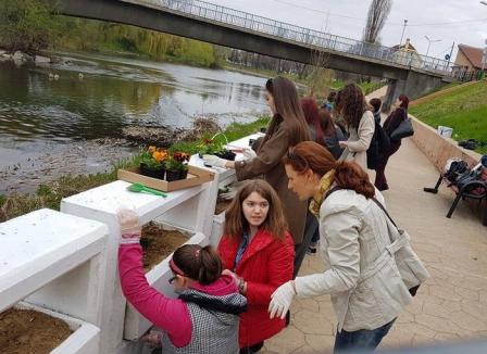Cu ochii sufletului: Elevi nevăzători din Oradea au plantat flori pe malul Crişului (FOTO)
