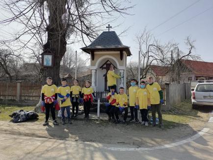Un grup de inimoşi din Bihor au curăţat un sat de gunoaie şi au dăruit cadouri familiilor nevoiaşe (FOTO)