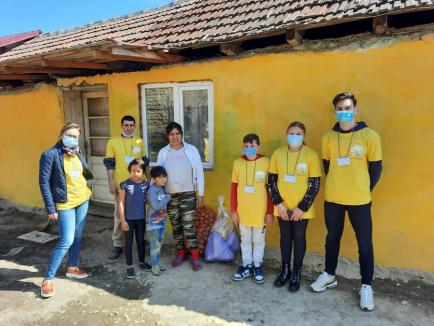 Un grup de inimoşi din Bihor au curăţat un sat de gunoaie şi au dăruit cadouri familiilor nevoiaşe (FOTO)
