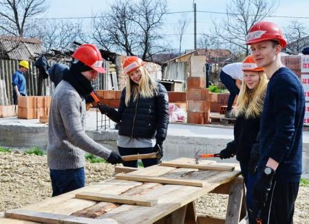 Bac la muncă: Elevi danezi, voluntari la Oradea, ca probă a Bacalaureatului internaţional (FOTO)