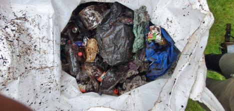 Munţi mai curaţi: Peste 1.000 de saci cu gunoaie, adunaţi din zonele greu accesibile din Padiş (FOTO)
