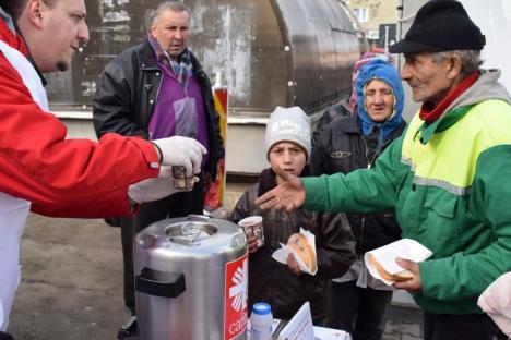 Voluntarii Caritas Catolica, la Gară cu ceai şi pâine cu untură (FOTO)