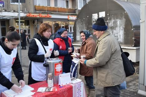 Voluntarii Caritas Catolica, la Gară cu ceai şi pâine cu untură (FOTO)
