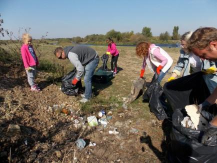 Curăţenie de toamnă: Localnicii din Sântandrei au ieşit voluntar la adunat gunoaie (FOTO)