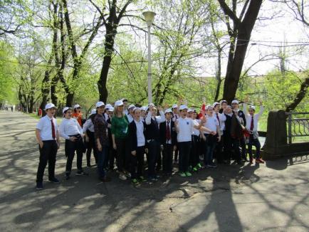 Curăţenie pe malurile Crişului, în Oradea: 80 de saci umpluţi cu gunoaie în doar 3 ore