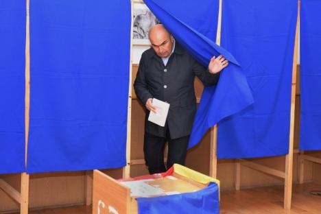 Primarul Ilie Bolojan a votat la Colegiul Gojdu, pentru un preşedinte „cu experienţă” şi care „să poată colabora cu Guvernul” (FOTO / VIDEO)