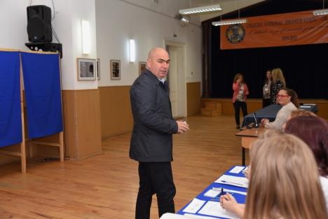 Primarul Ilie Bolojan a votat la Colegiul Gojdu, pentru un preşedinte „cu experienţă” şi care „să poată colabora cu Guvernul” (FOTO / VIDEO)
