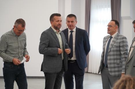 Peste aşteptări: Circa 50 de locuitori din Ioşia s-au întâlnit cu primarul Birta și au votat proiecte de bugetare participativă pentru cartierul lor (FOTO)