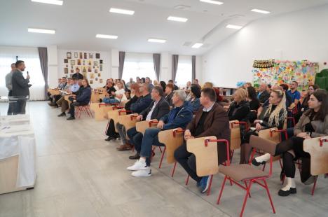 Peste aşteptări: Circa 50 de locuitori din Ioşia s-au întâlnit cu primarul Birta și au votat proiecte de bugetare participativă pentru cartierul lor (FOTO)