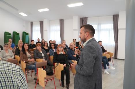 Peste aşteptări: Circa 50 de locuitori din Ioşia s-au întâlnit cu primarul Birta și au votat proiecte de bugetare participativă pentru cartierul lor (FOTO)