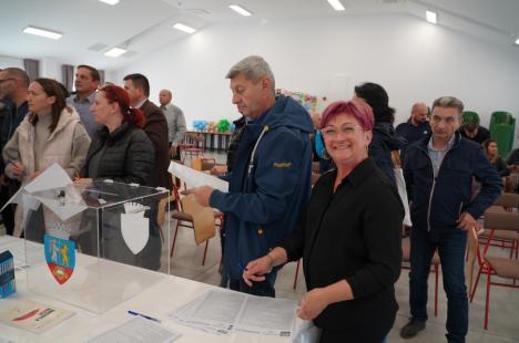 Peste aşteptări: Circa 50 de locuitori din Ioşia s-au întâlnit cu primarul Birta și au votat proiecte de bugetare participativă pentru cartierul lor (FOTO)