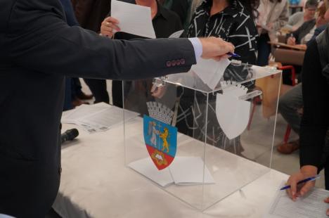 Peste aşteptări: Circa 50 de locuitori din Ioşia s-au întâlnit cu primarul Birta și au votat proiecte de bugetare participativă pentru cartierul lor (FOTO)