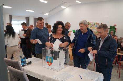 Peste aşteptări: Circa 50 de locuitori din Ioşia s-au întâlnit cu primarul Birta și au votat proiecte de bugetare participativă pentru cartierul lor (FOTO)