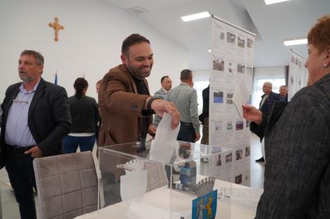 Peste aşteptări: Circa 50 de locuitori din Ioşia s-au întâlnit cu primarul Birta și au votat proiecte de bugetare participativă pentru cartierul lor (FOTO)