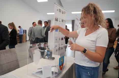 Peste aşteptări: Circa 50 de locuitori din Ioşia s-au întâlnit cu primarul Birta și au votat proiecte de bugetare participativă pentru cartierul lor (FOTO)