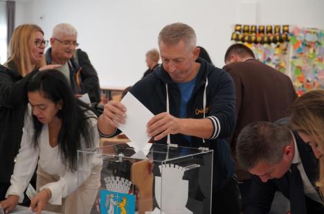 Peste aşteptări: Circa 50 de locuitori din Ioşia s-au întâlnit cu primarul Birta și au votat proiecte de bugetare participativă pentru cartierul lor (FOTO)