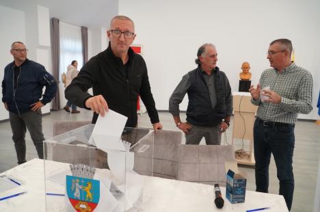 Peste aşteptări: Circa 50 de locuitori din Ioşia s-au întâlnit cu primarul Birta și au votat proiecte de bugetare participativă pentru cartierul lor (FOTO)