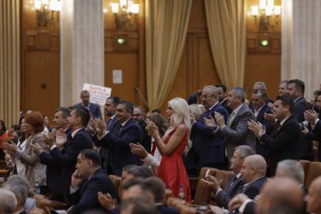 Marcel Ciolacu și miniștrii cabinetului său au depus jurământul. Noul premier al României, „un magician politic” (FOTO)