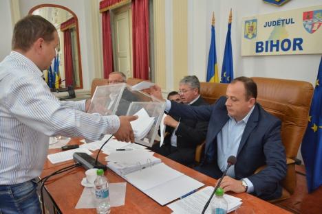 Trei ore şi jumătate! Consiliul Judeţean Bihor a ţinut marţi o şedinţă record după ce liberalii au cerut vot secret la desemnarea de persoane în CA-uri (FOTO)