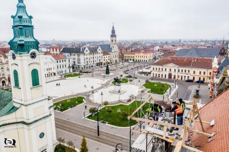 IMAGINI SPECTACULOASE. Constructorii au ridicat pe acoperişul Primăriei Oradea vulturul ocrotitor al oraşului (FOTO / VIDEO)