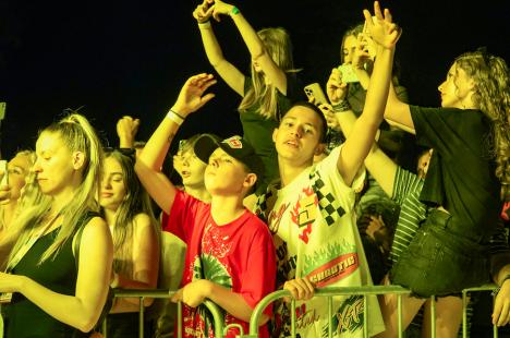 Mii de fani au cântat cu B.U.G. Mafia în ultima zi de Waves Festival (FOTO/VIDEO)