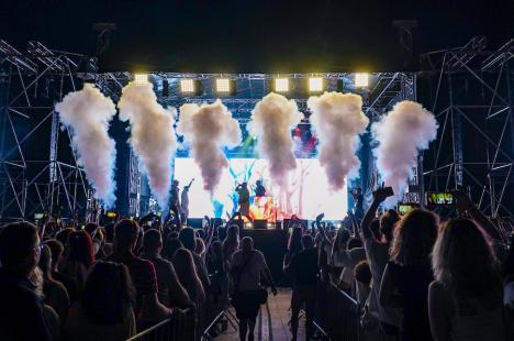 Mii de fani au cântat cu B.U.G. Mafia în ultima zi de Waves Festival (FOTO/VIDEO)