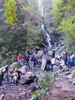 S-au plimbat şi au făcut curat prin munţi din Bihor. Membrii West Alpine Off Road au adunat saci de gunoaie (FOTO)