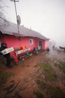 Aventurieri cu suflet mare: Peste 100 de persoane din cătune izolate din Bihor au primit cadouri de la West Alpine Off Road (FOTO)