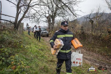 Ajutor „off road': Voluntarii clubului West Alpine Off Road au dus cadouri în patru cătune izolate din Bihor (FOTO)