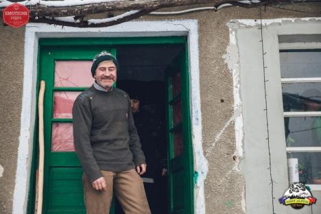 Peste 120 de oameni care trăiesc în sate izolate din Bihor, cadorisiţi de aventurierii clubului West Alpine Off Road (FOTO)