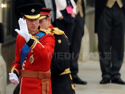 Prinţul William şi-a sărutat soţia la balconul Palatului Buckingham (FOTO/VIDEO)