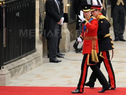 Prinţul William şi-a sărutat soţia la balconul Palatului Buckingham (FOTO/VIDEO)