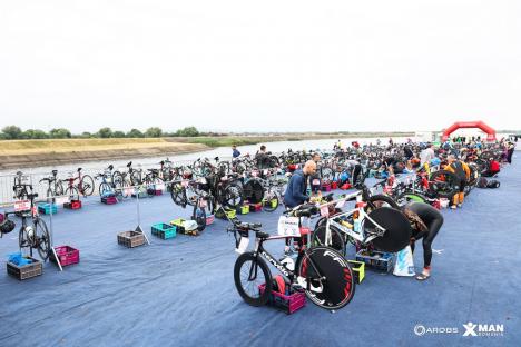 Sportivi din 14 țări își testează limitele la Oradea în competiția de triatlon AROBS X-Man România 2024 (FOTO)