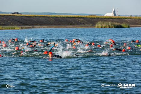 Sportivi din 14 țări își testează limitele la Oradea în competiția de triatlon AROBS X-Man România 2024 (FOTO)