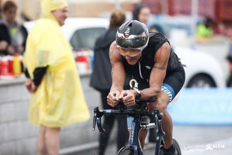 Sportivi din 14 țări își testează limitele la Oradea în competiția de triatlon AROBS X-Man România 2024 (FOTO)