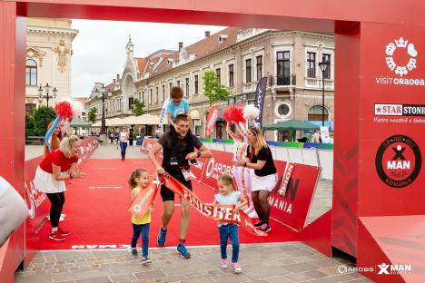 Sportivi din 14 țări își testează limitele la Oradea în competiția de triatlon AROBS X-Man România 2024 (FOTO)