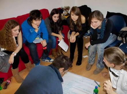 Liceenii din Oradea şi Salonta, provocaţi să scrie proiecte pentru comunitatea în care trăiesc