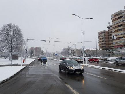 Tot mai multă zăpadă în Oradea. Utilajele RER curăţă arterele principale ale municipiului (FOTO)
