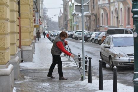 Ninsoare de mărţişor: RER lucrează la capacitate maximă pentru curăţarea Oradiei (FOTO)
